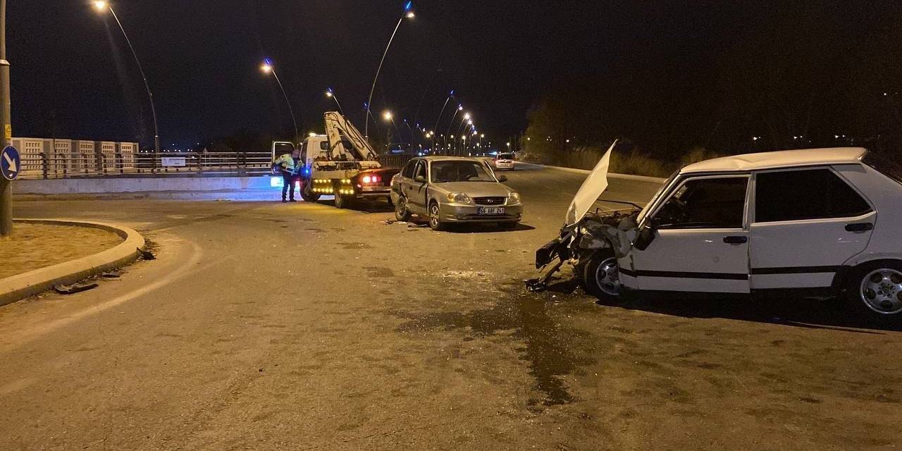 Otomobiller Kavşakta Çarpıştı: 5 Yaralı