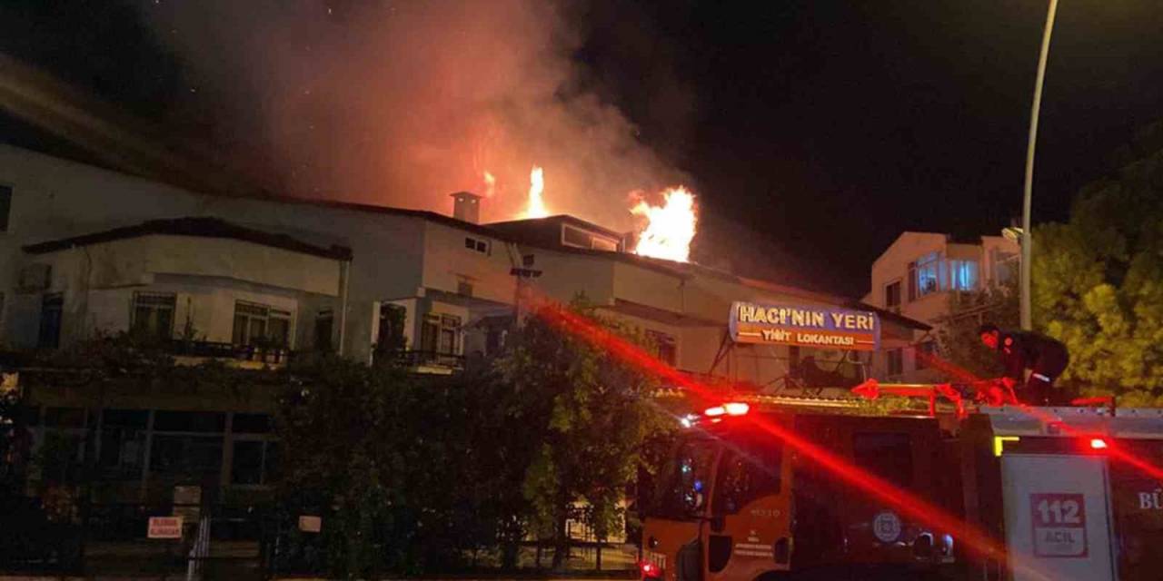 Marmaris’te Korkutan Yangın: Geceyi Alevler Aydınlattı