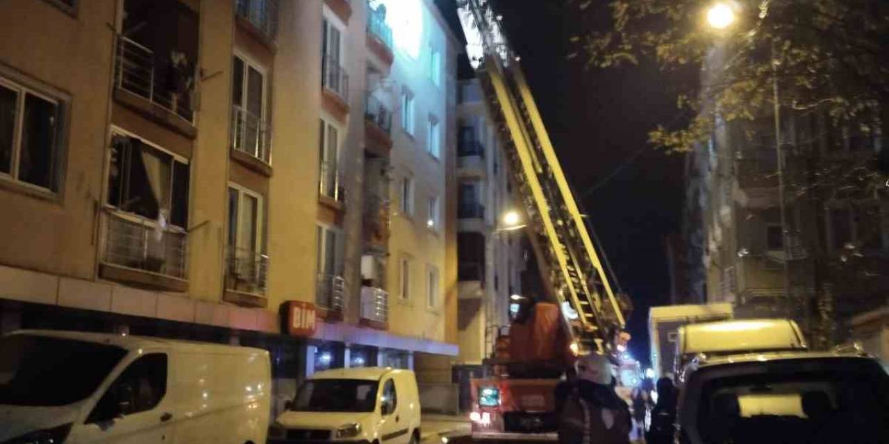 Sancaktepe’de Bir Binada Yoğun Dumana Maruz Kalan Vatandaşları İtfaiye Kurtardı