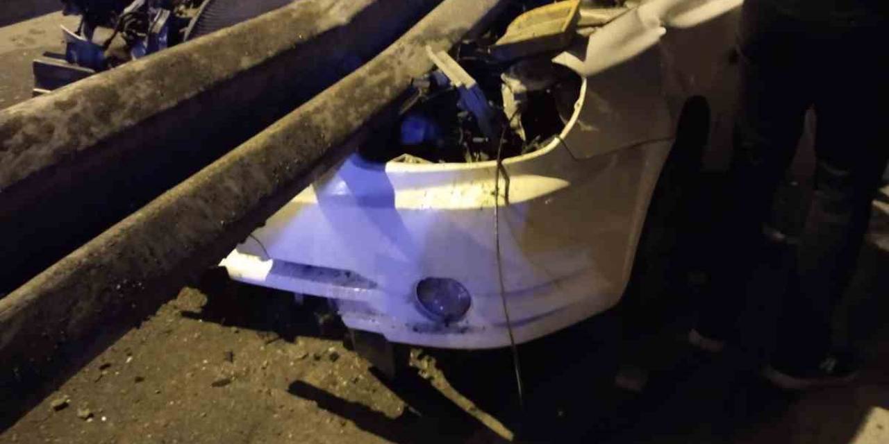 Ataşehir’de Sürücüsünün Kontrolünden Çıkan Otomobil Bariyere Girdi: 1 Yaralı