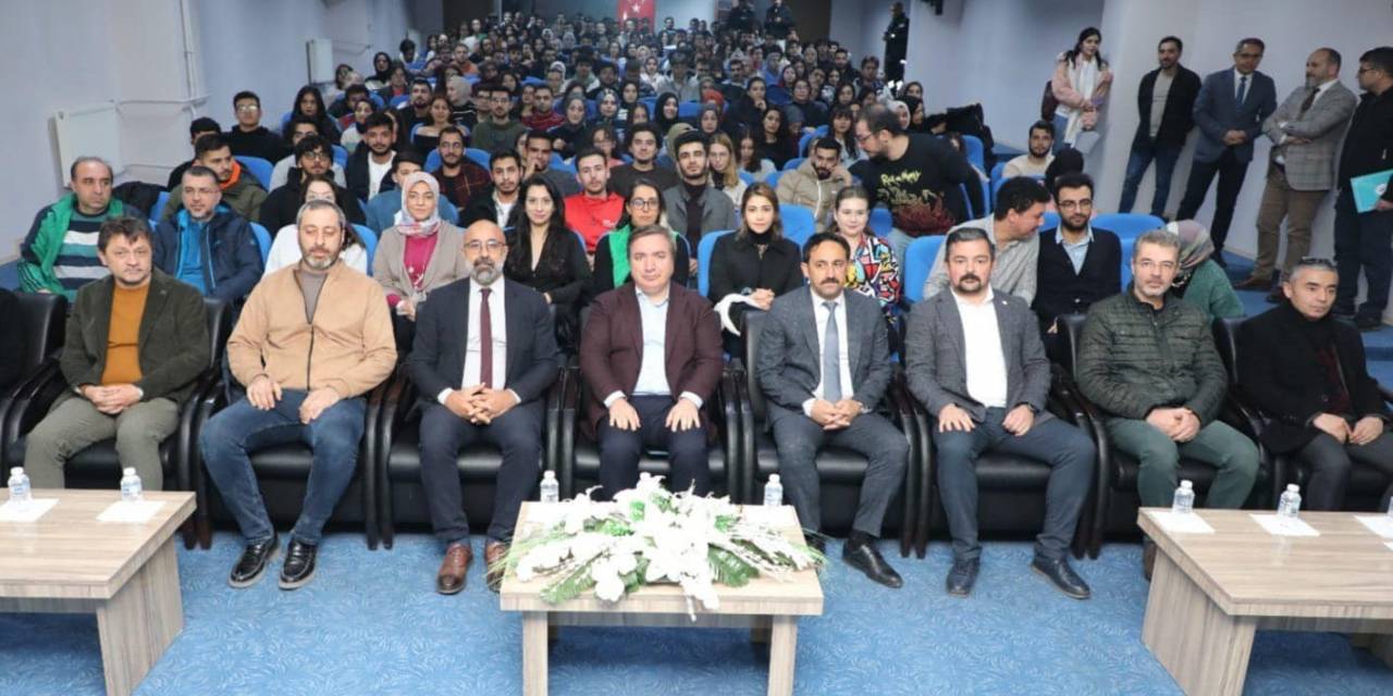 Vali Aydoğan, Eczacılık Fakültesi Öğrencileriyle Söyleşide Bulundu