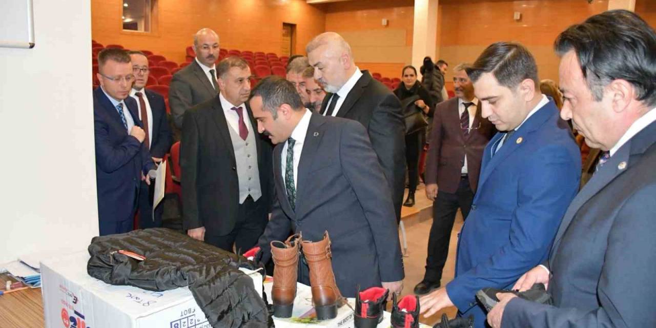 Avrupa Kayseriler Birliği’nden Kayseri’deki Öğrencilere Kaban Ve Ayakkabı Yardımı