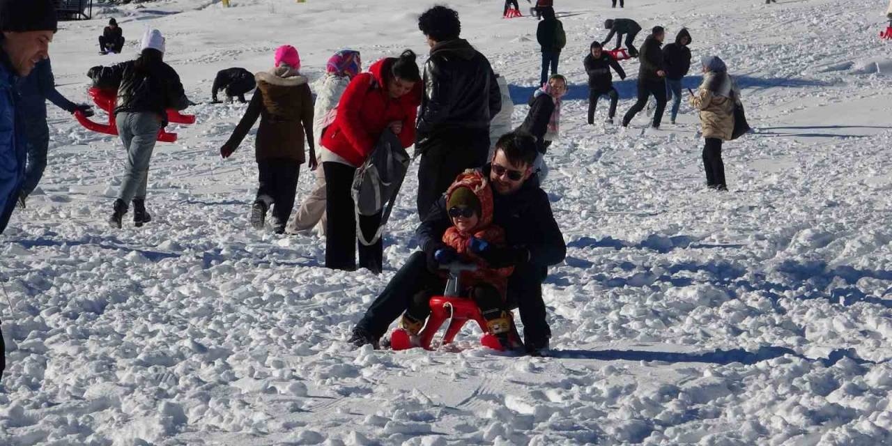 Uludağ’a Kar Yağdı, Vatandaşlar Tadını Çıkardı