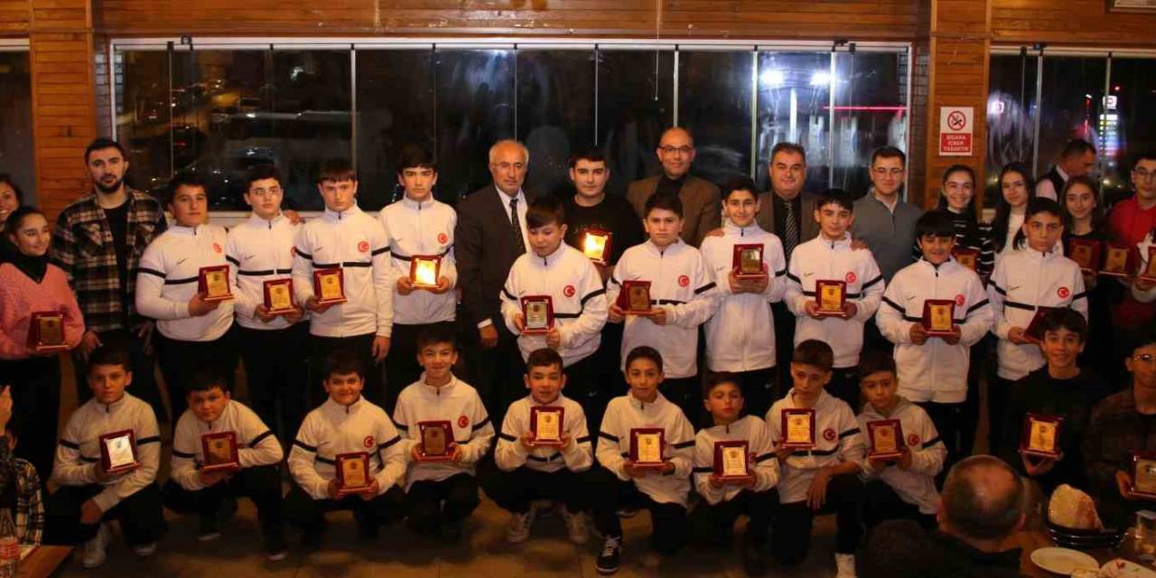 Tavşanlı’da Şampiyon Sporcular Ödüllendirildi