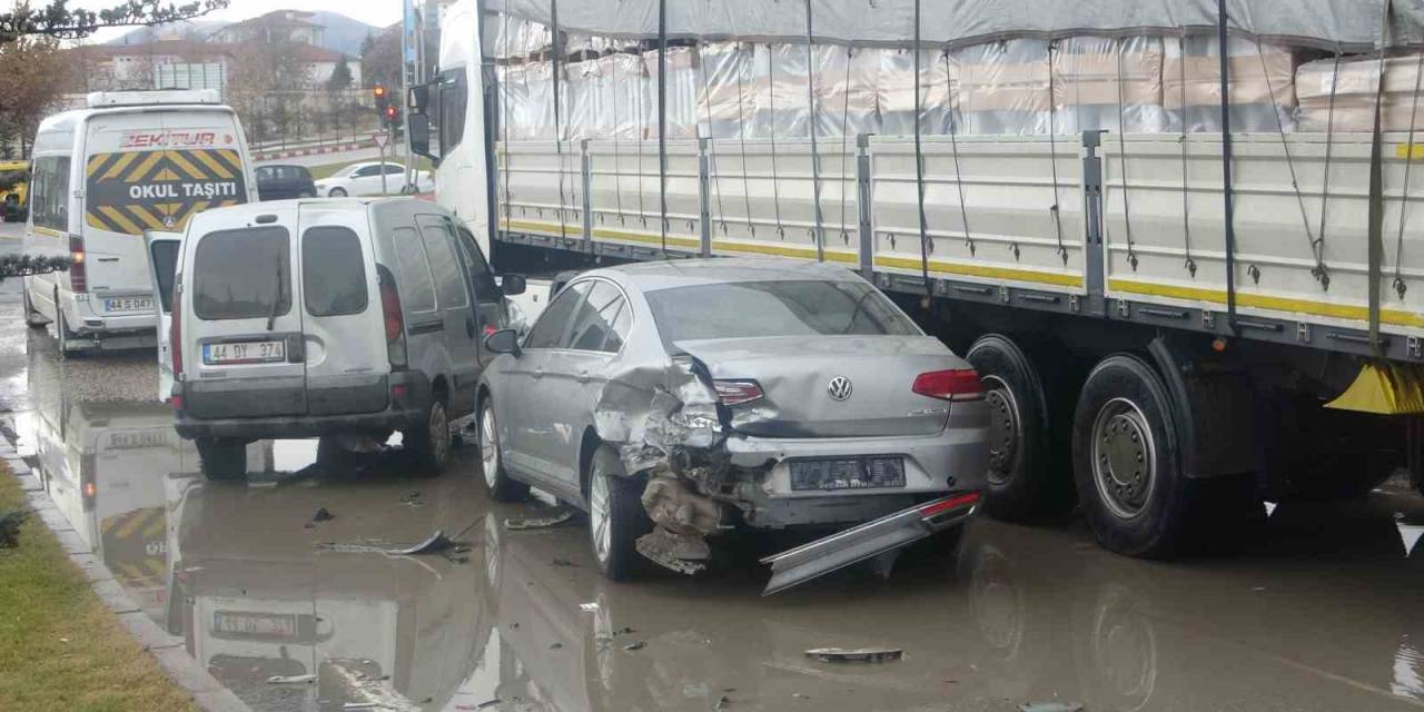 Kontrolden Çıkan Araç, Önce Otomobile Sonra Öğrenci Servisine Çarptı