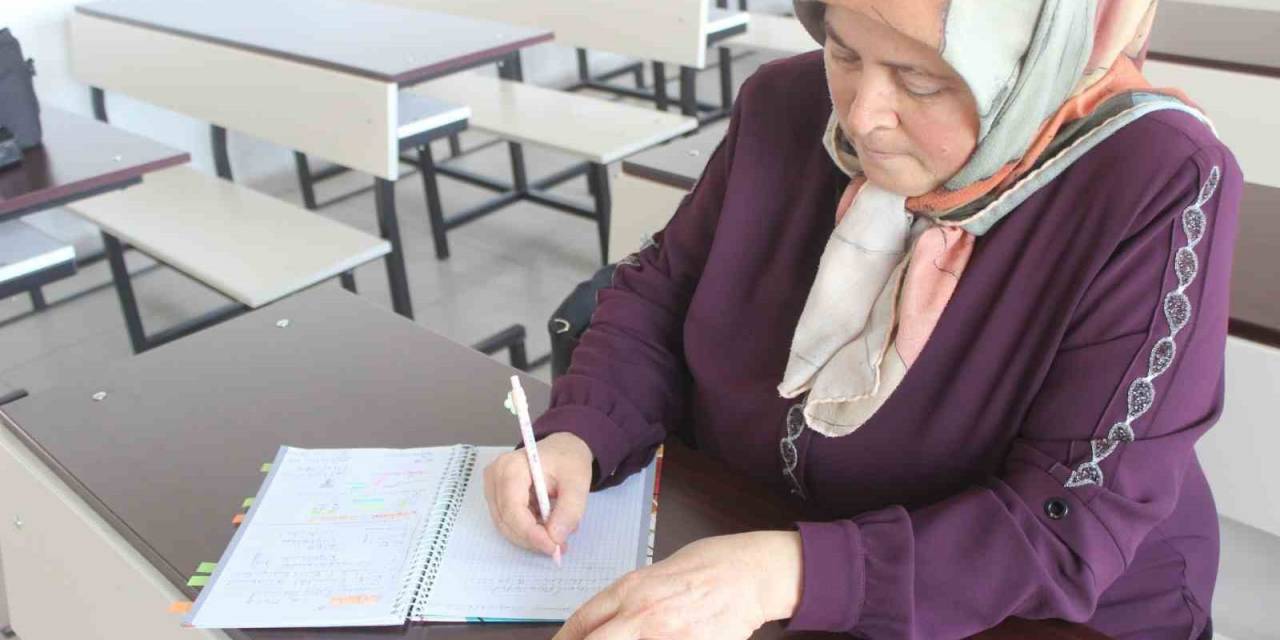 Çocukluk Hayali Olan Üniversiteye 50 Yaşında Kavuştu