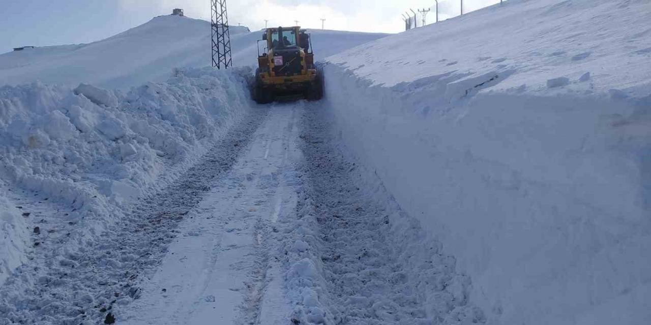 Köy Yollarının Açılması İçin Çalışmalar Sürüyor