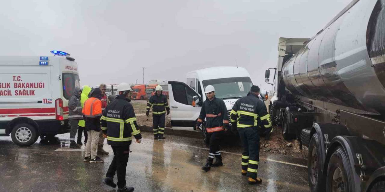 Mardin’de Tır Ve Yolcu Minibüsü Çarpıştı: 2 Yaralı