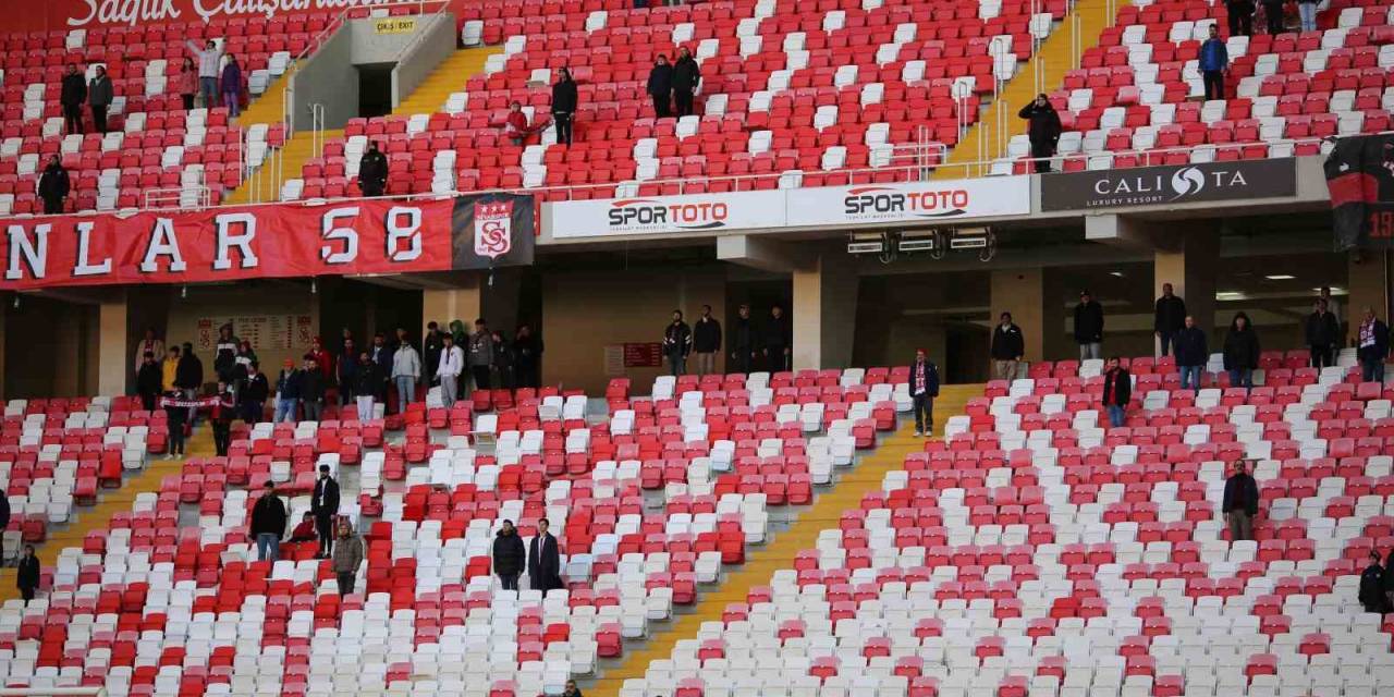 4 Eylül Stadyumu’nda Maça Taraftar İlgi Göstermedi