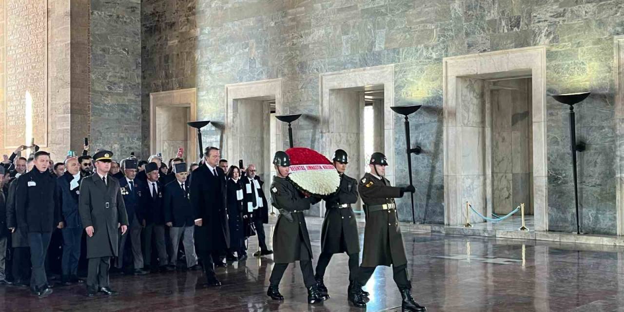 Beşiktaş Başkanı Arat Ve Beraberindeki Heyet, Anıtkabir’i Ziyaret Etti.