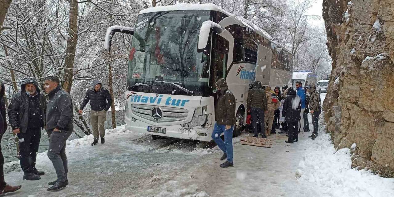 Tunceli’de Kayganlaşan Yolda Kaza: 3 Yaralı