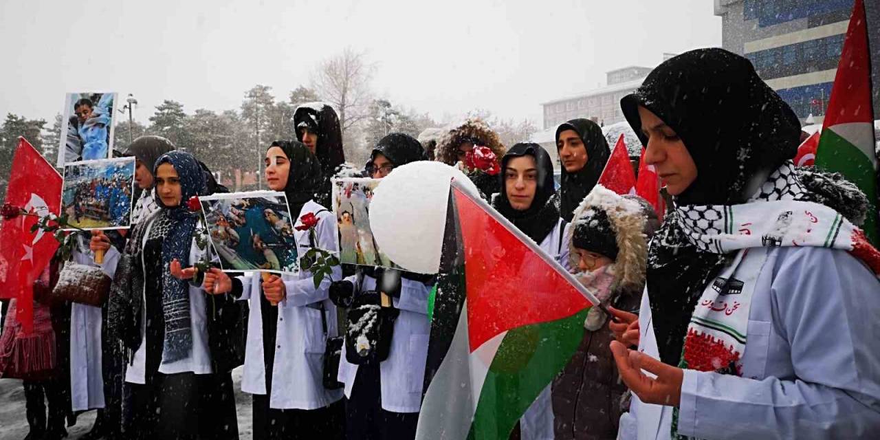 Hekimlerden İnsanlık Adına “Sessiz Yürüyüş”