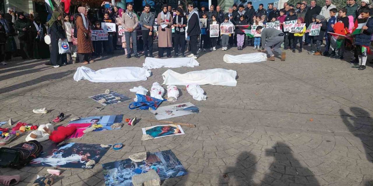 İsrail’e Kefenli Protesto