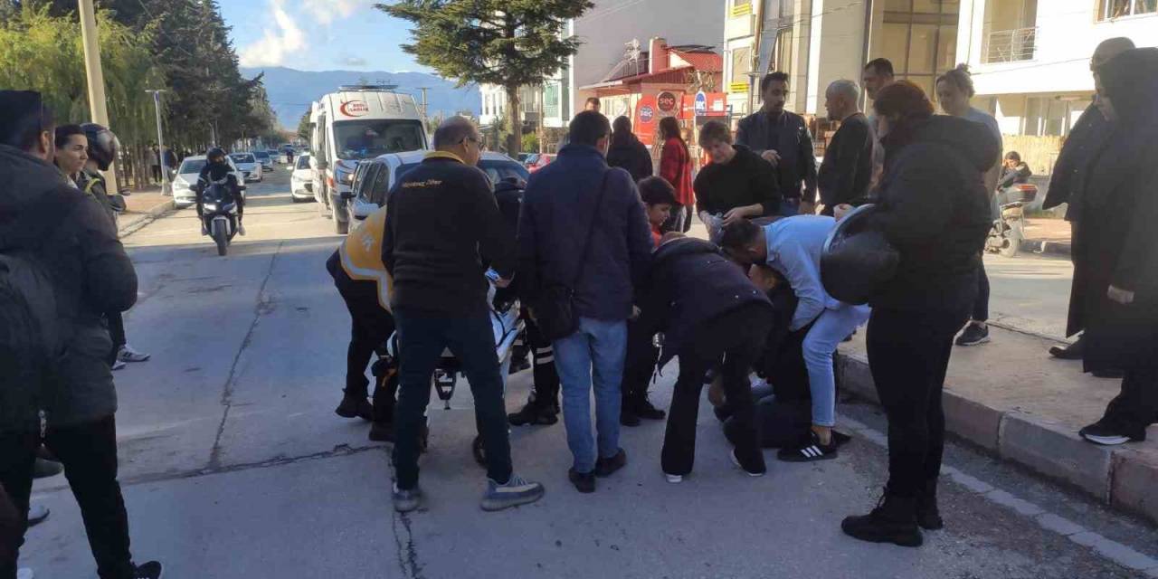 Burdur’da Seyir Halindeki Otomobil Önce Yola Fırlayan Çocuğa, Sonra Arkasından Gelen Otomobile Çarptı