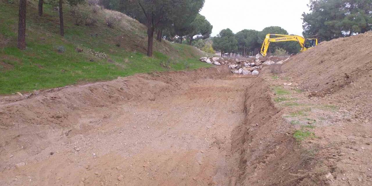 Salihli’de 2 Kilometrelik Dere Temizlendi