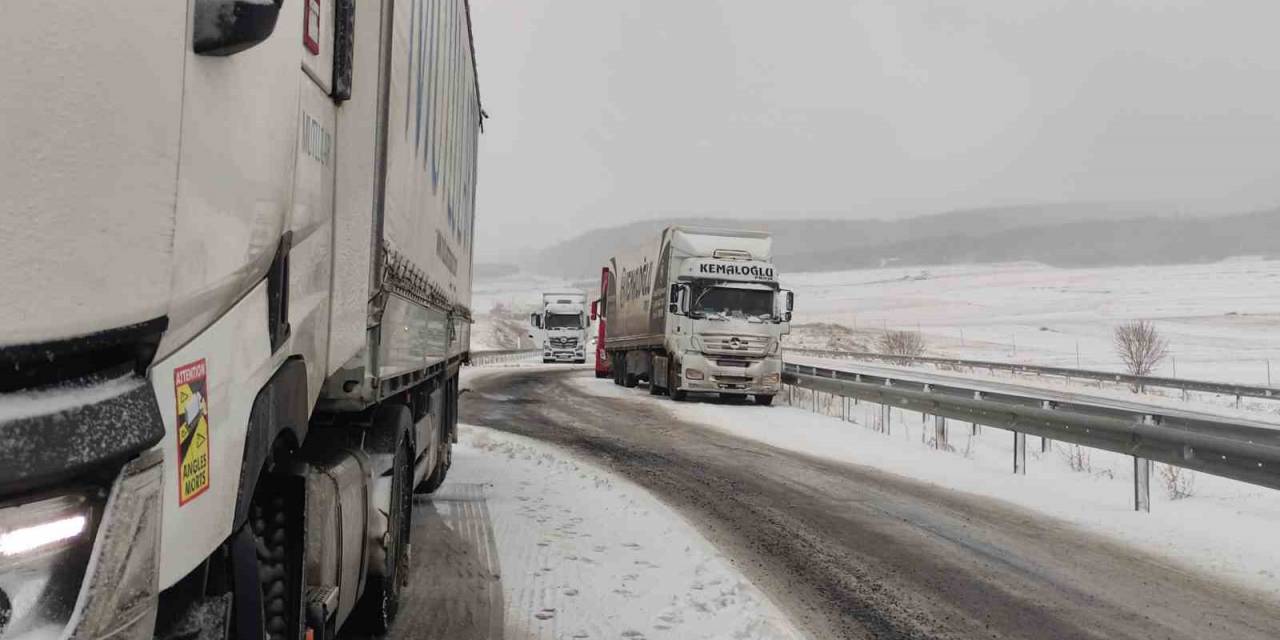 Ardahan’da Yollar Kapandı, Tırlar Mahsur Kaldı