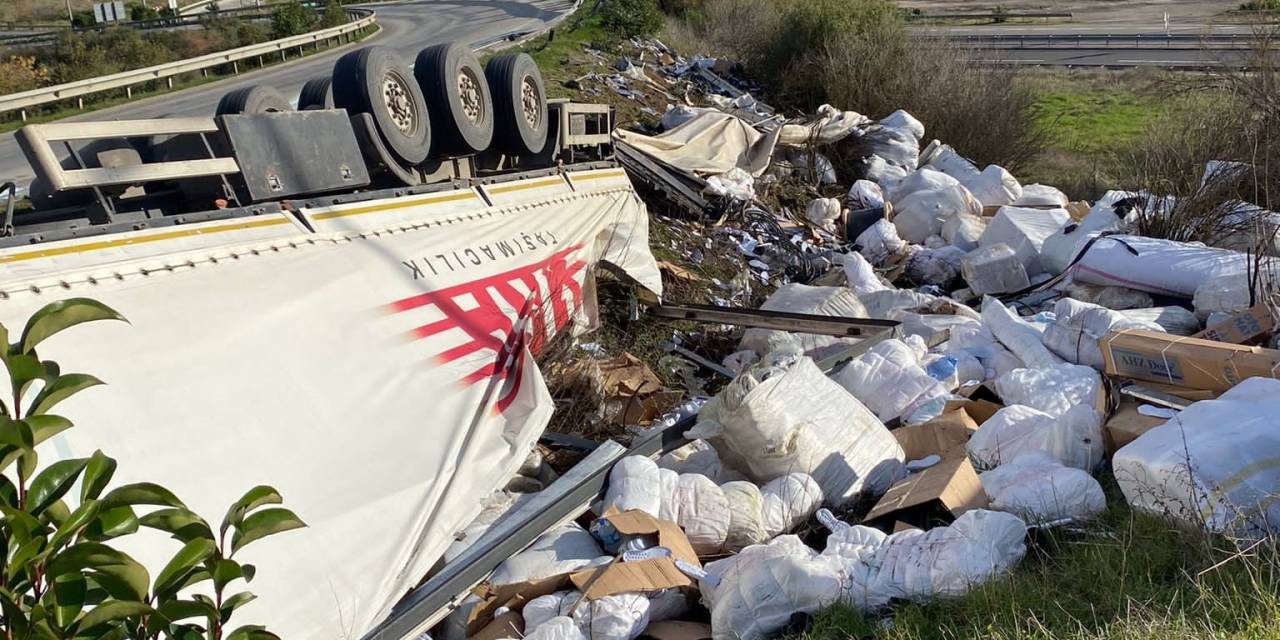 Plastik Malzeme Yüklü Tır Devrildi: 1 Yaralı