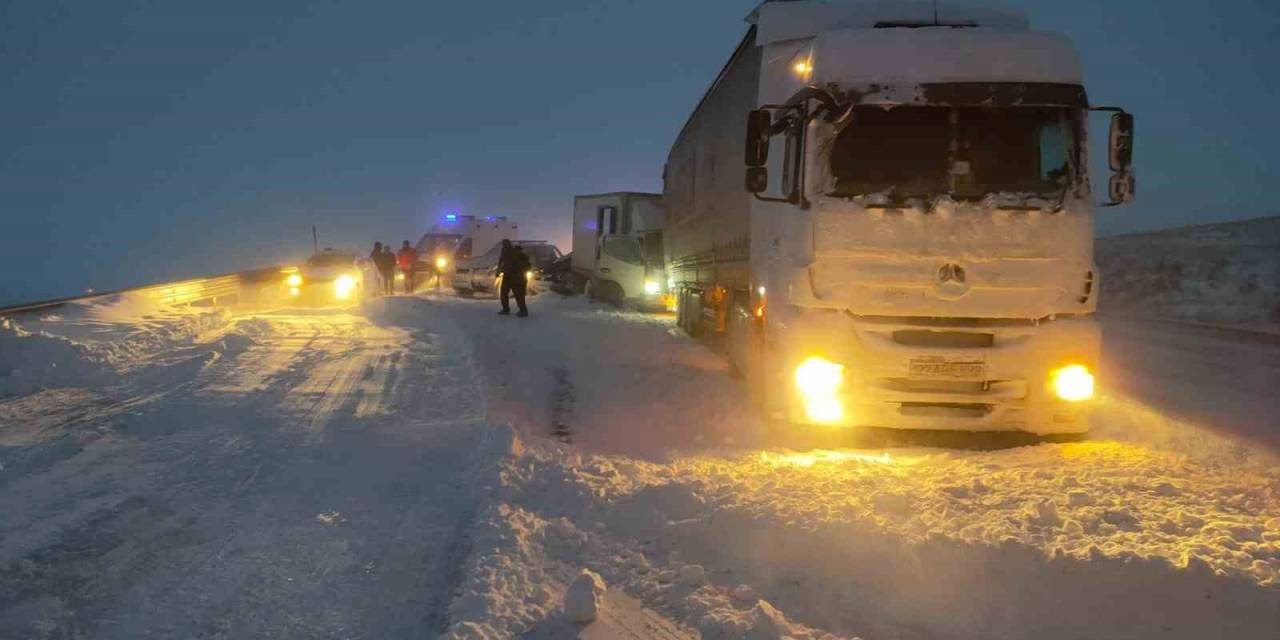 Kars’ta 7 Araçlı Zincirleme Kaza: 5 Yaralı