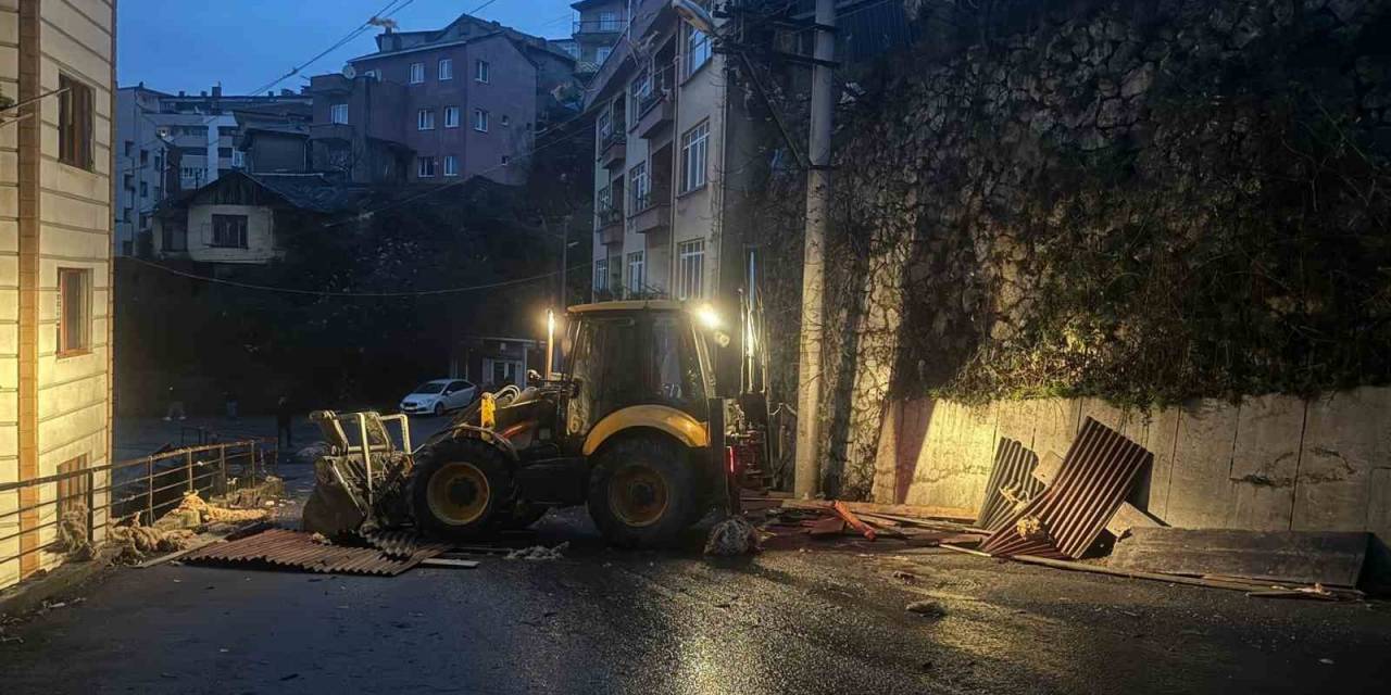 Fırtınada Garajın Çatısı Uçtu, O Anlar Kamerada