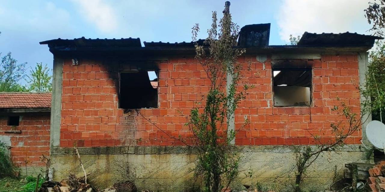 Yangında Annesini Kaybeden Ve Evi Küle Dönen Vatandaş Yardım Bekliyor