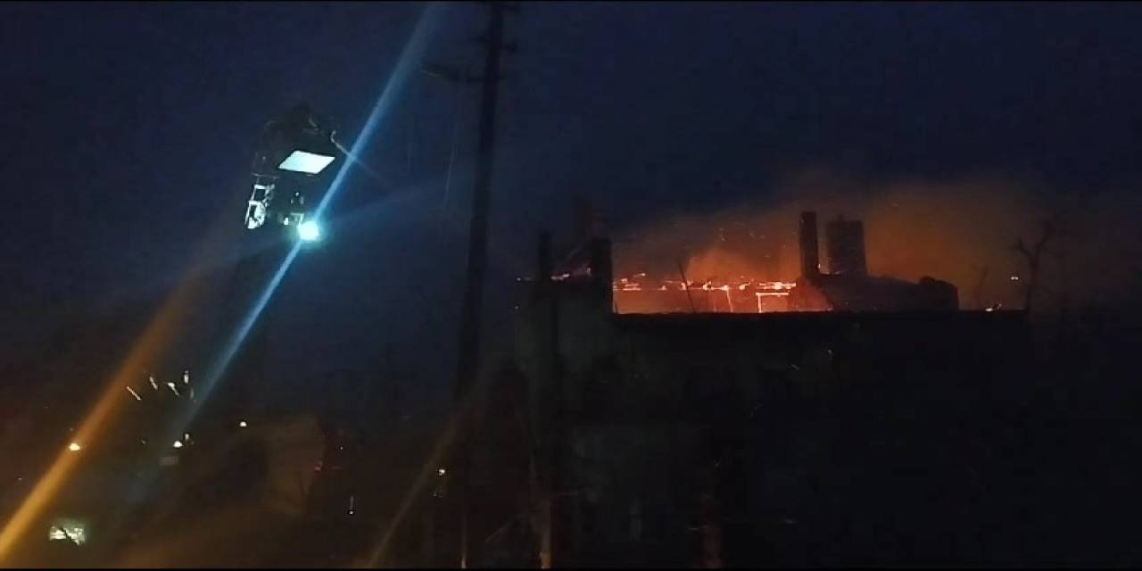 Yıldırım Düşen Ev Alev Alev Yandı