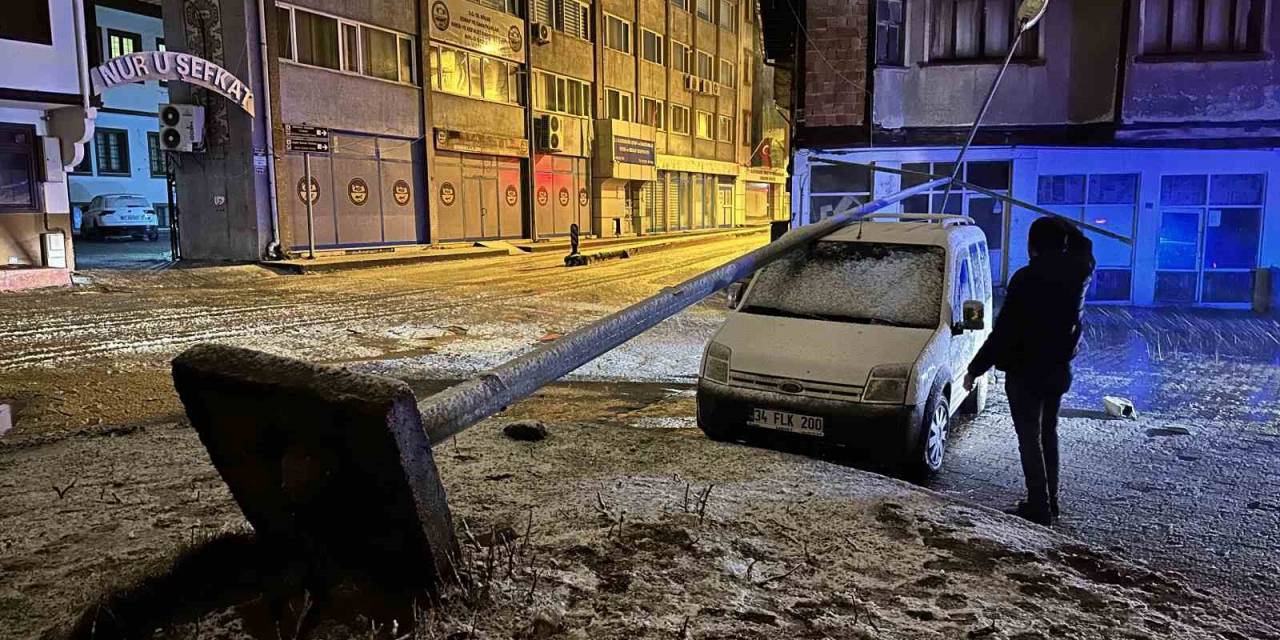Kastamonu’da Fırtına Sebebiyle Elektrik Direği Aracın Üzerine Devrildi