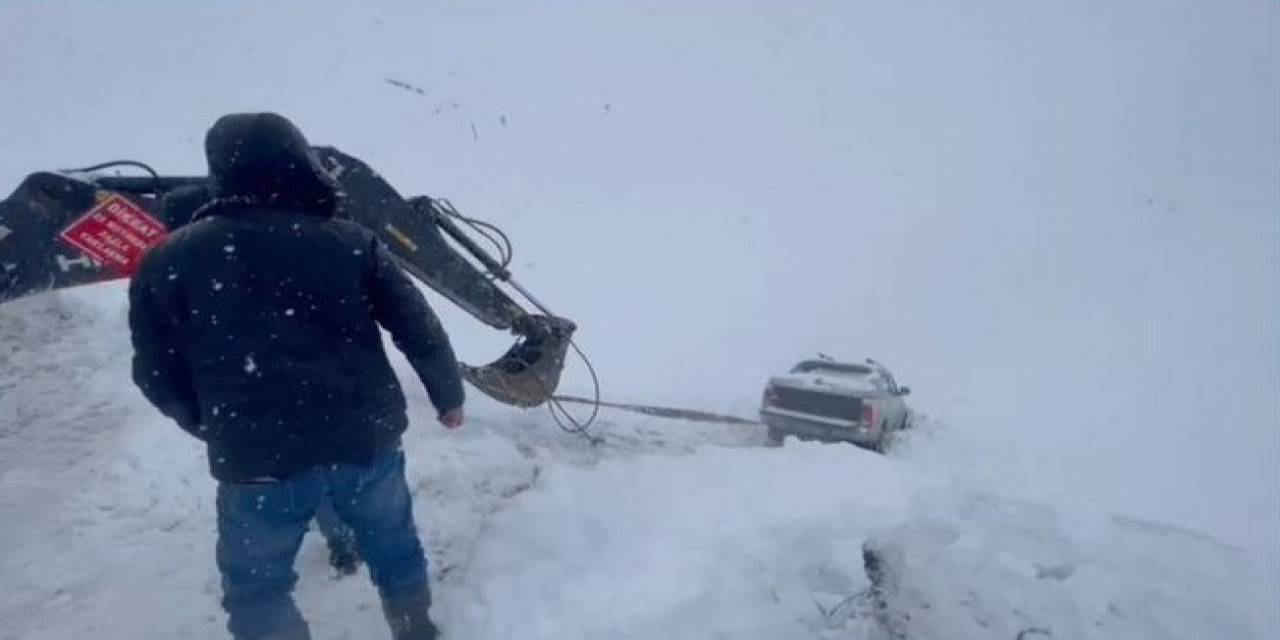Hakkari’de Kamyonet Şarampole Düştü, Mahsur Kalan 3 Kişiyi Ekipler Kurtardı