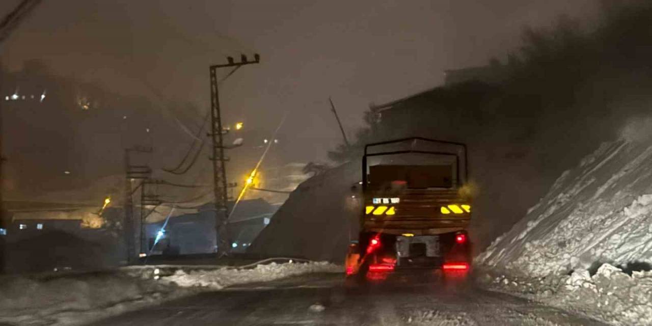 Şırnak’ta Kar Nedeniyle Kapanan Yolları Açma Çalışmaları Devam Ediyor