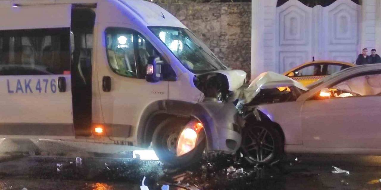Beşiktaş’ta Servis Minibüsü Ve Otomobil Kafa Kafaya Çarpıştı: 9 Yaralı