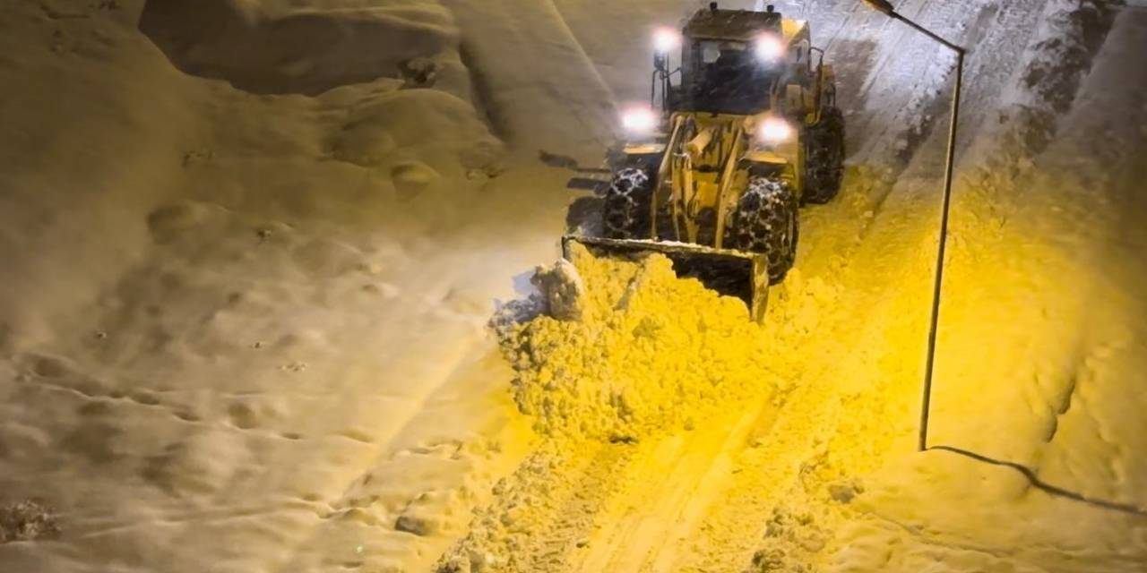 Yüksekova’da Kar Kalınlığı 30 Santimetreyi Buldu, Ekipler Seferber Oldu