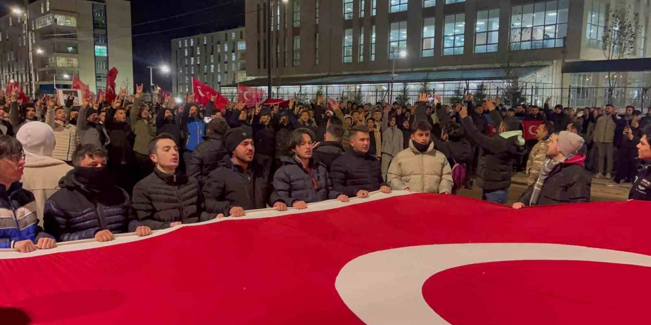 Üniversite Öğrencileri Şehitler İçin Yürüdü