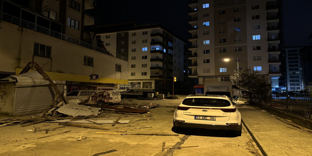 Rize'de şiddetli rüzgar nedeniyle çatılar uçtu, evlerde ve araçlarda hasar oluştu