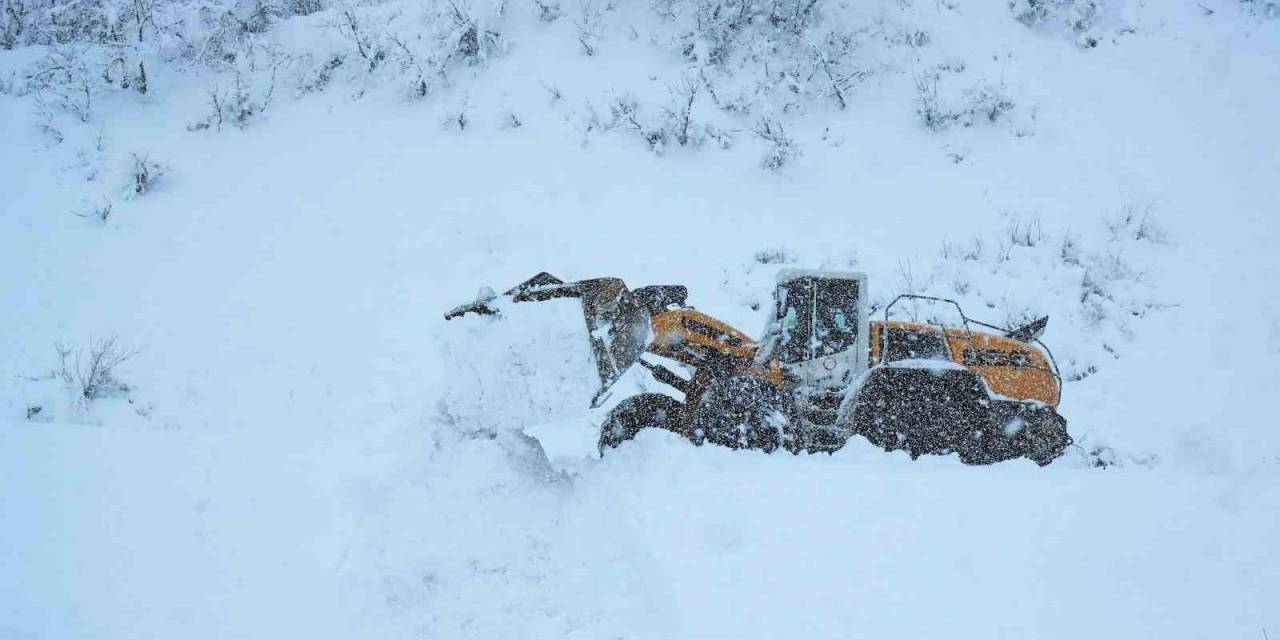 Muş’ta Ulaşıma Kapanan Köy Yollarının Açılması İçin Çalışmalar Sürüyor