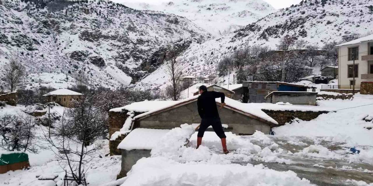 Girlevik Şelalesi Beyaza Büründü, Köyde Yaşayan Vatandaşlar Bacalarını Küredi