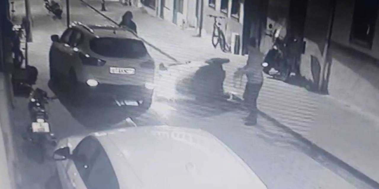 Kaldırımdan İnmeye Çalışırken Fizik Kurallarını Unuttu, Tepetaklak Oldu
