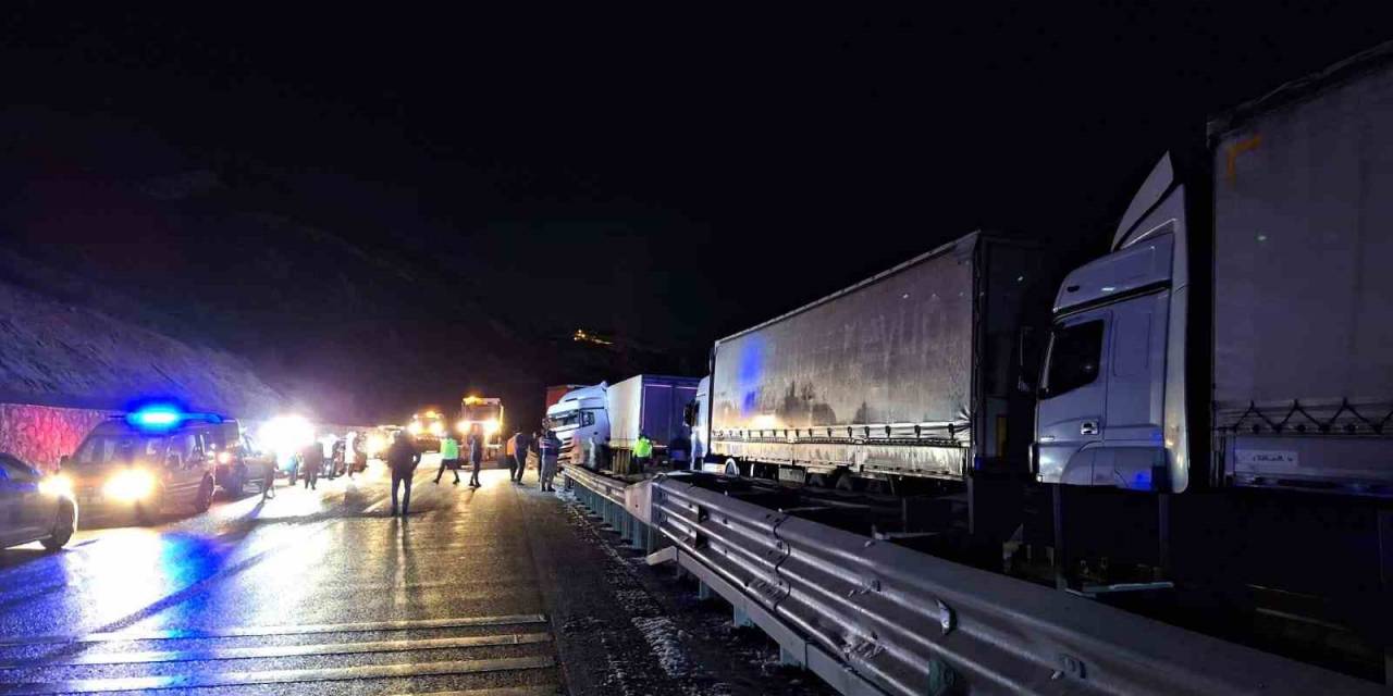 Buzlanma Nedeniyle Ulaşıma Kapanan Erzurum - Erzincan Kara Yolu Yeniden Ulaşıma Açıldı