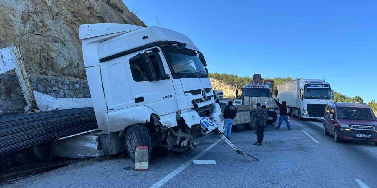 İnşaat Demiri Yüklü Tırın Kaydı, Karayolunda Trafik Durma Noktasına Geldi