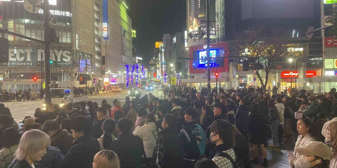 Japonya’da Yüzlerce Kişinin Aynı Anda Yaya Geçidinden Geçmesi Renkli Görüntüler Oluşturuyor