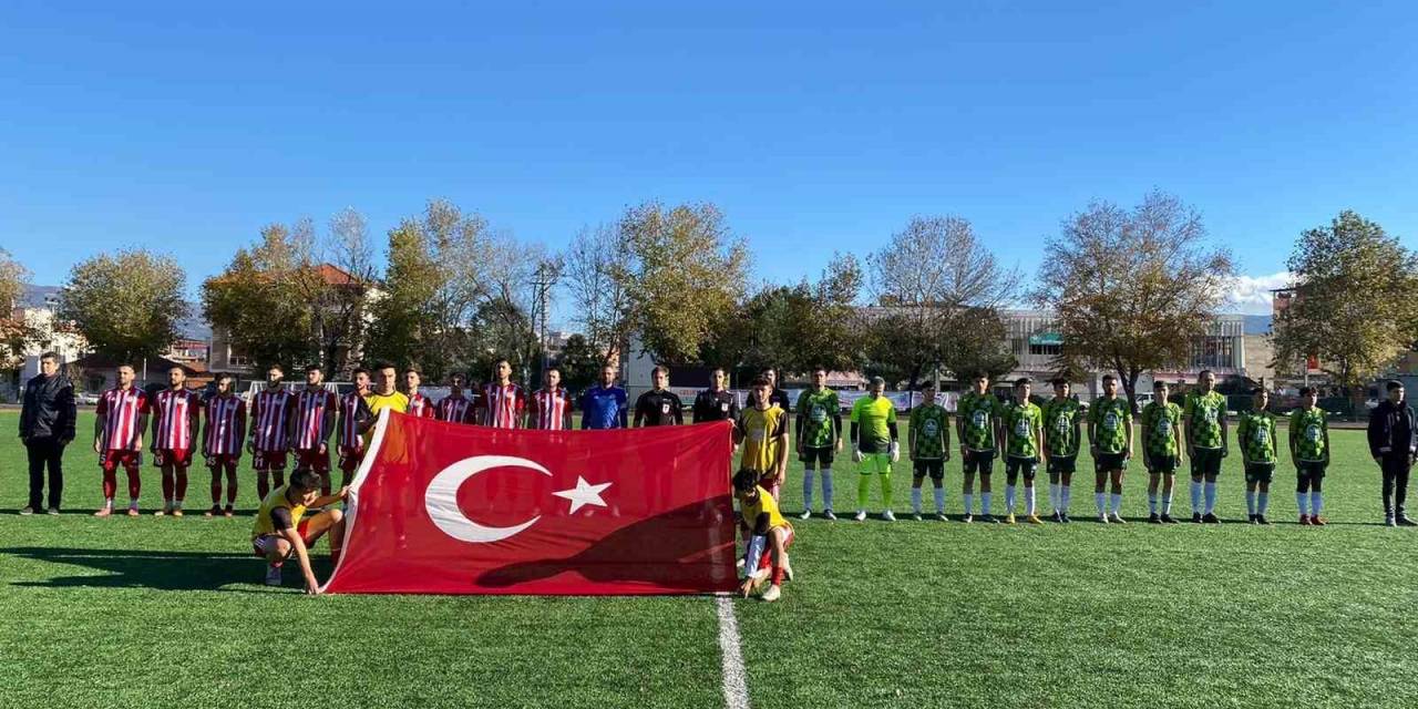 Amatör Maçta Şehitlere Saygı, Hakemlere Çiçekli Karşılama
