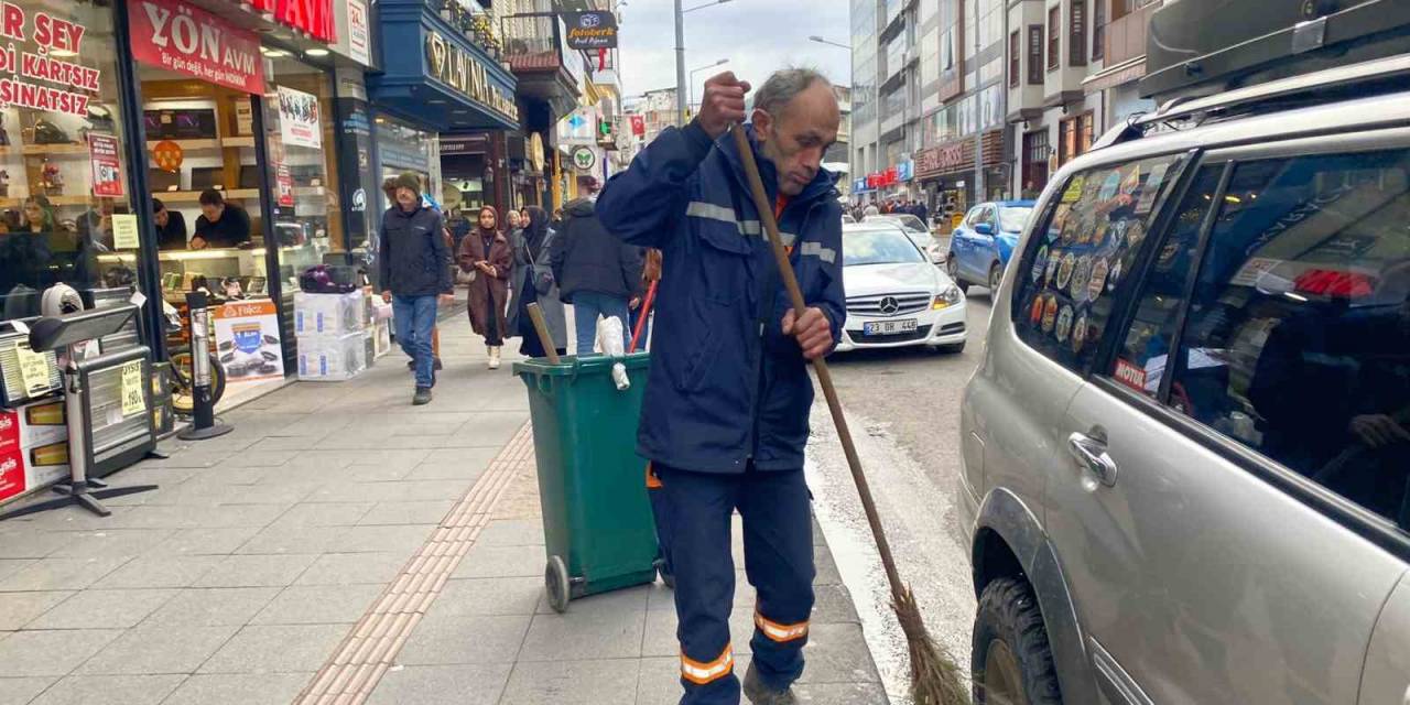 Sokakta Temizlik Yapan Görevliyi Darp Ettiler