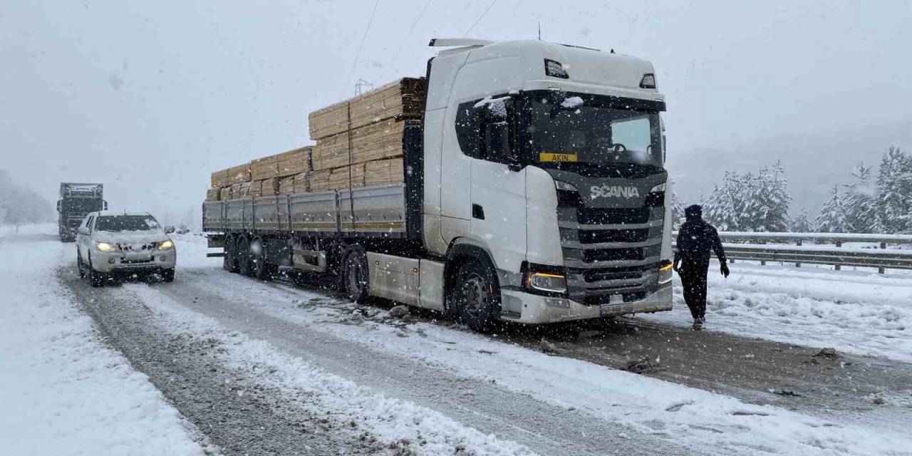 Kastamonu’da 430 Köy Yolu Ulaşıma Kapandı, Ağır Tonajlı Araçlar Yolda Kaldı
