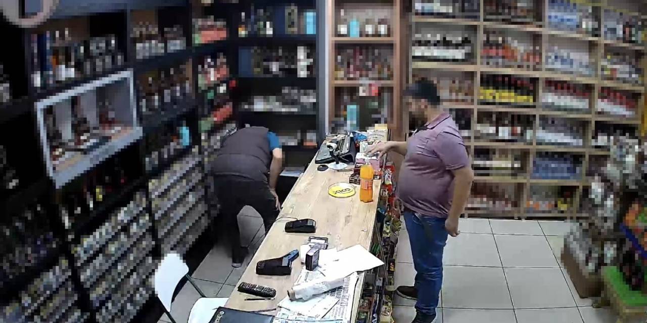 Tekel Bayisinde Kaşla Göz Arası Hırsızlık Kamerada: Yaşlı Adamı Oyalayıp Elektronik Sigaraları Çaldı