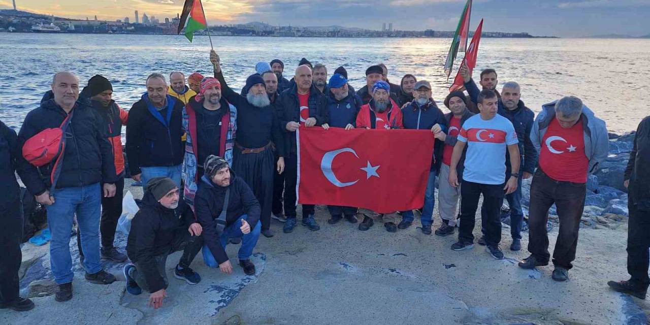 Sarayburnu Fatihleri Boğazın Buz Gibi Suyuna Girdi, İsrail’i Protesto Etti