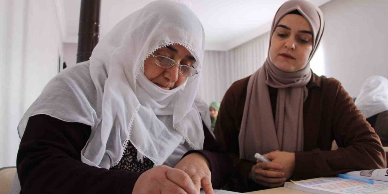 66 Yaşındaki Raziye Teyze, Hastaneye Gittiğinde Tabelaları Okumak İçin Okuma Yazma Öğreniyor