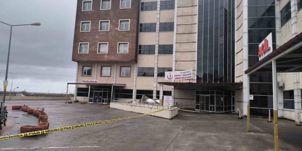 Artvin’de Etkili Fırtına Nedeniyle Çatılar Uçtu