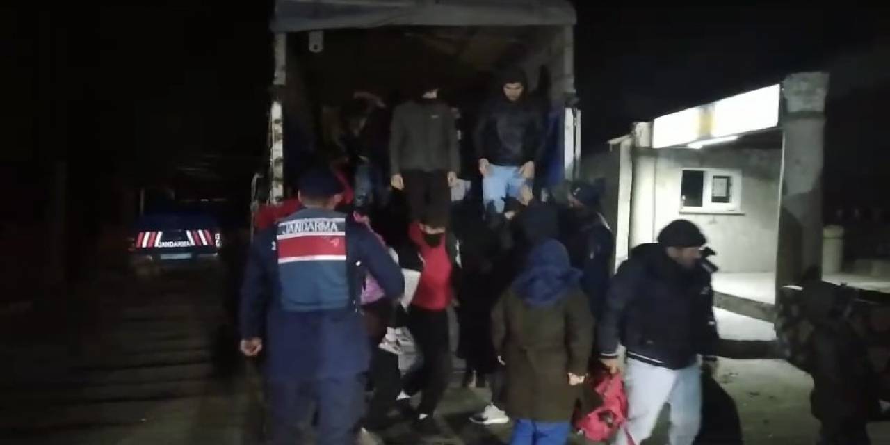 Ayvacık’ta Minibüs İle Kamyonet Kasasından 63 Kaçak Göçmen Çıktı, 2 Organizatör Yakalandı