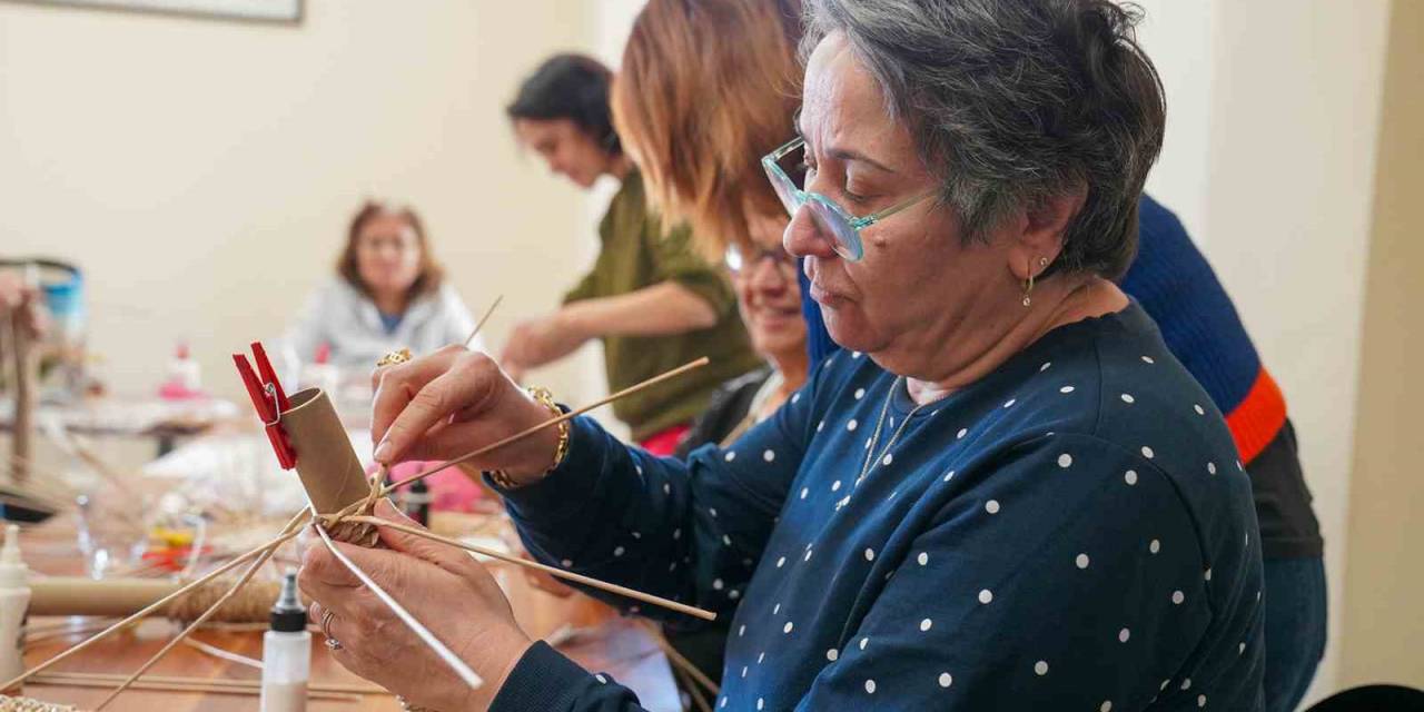 Atık Kağıtları Takı Yaparak Değerlendiriyorlar