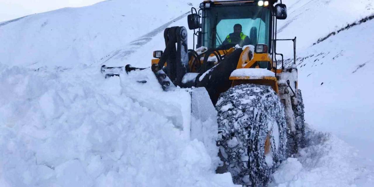 Hakkari’de Kardan Kapanan Yollar Tek Tek Açılıyor