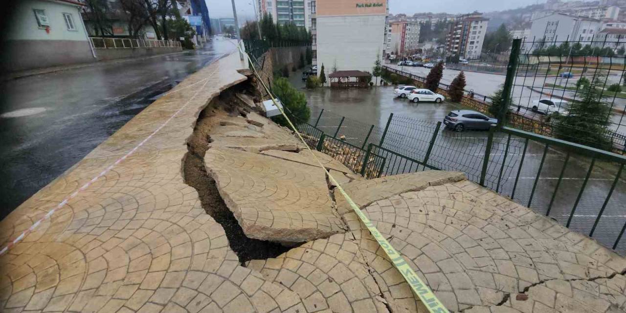 Sağanak Yağmur Ve Şiddetli Rüzgar Hayatı Olumsuz Etkiledi