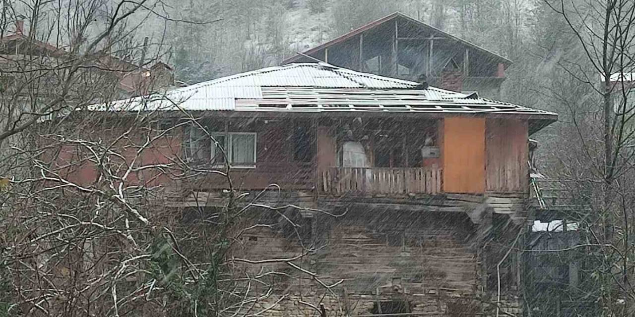 Bartın’da Yağmur Ve Fırtınadan Sonra Kar Yağışı Başladı
